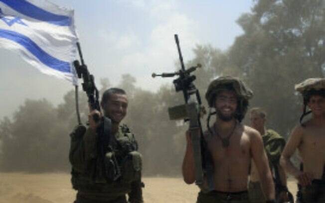 Soldados com a bandeira israelense em operação militar (8/08)