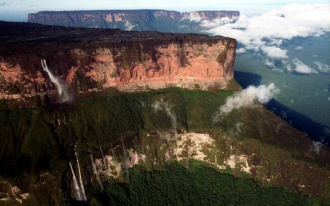 Com impressionantes 2.734 metros de altura e localizado na fronteira entre Brasil, Venezuela e Guiana, é cercado por Tepuis