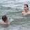 Deborah Secco e Roger Flores se refrescam no mar da Barra. Foto: AgNews