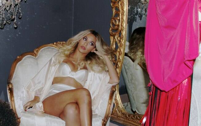 Beyoncé publicou a imagem de um ensaio fotográfico em que aparece de lingerie