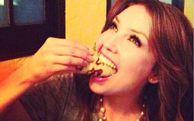 A larica de Thalia foi um tanto quanto estranha. A cantora postou foto comendo taco recheado de vermes