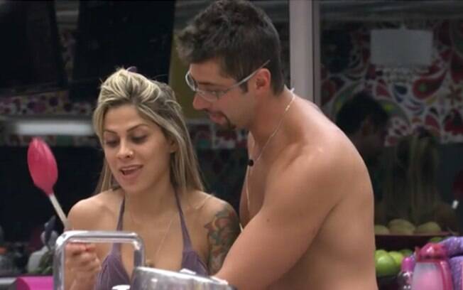 Marcelo brinca com Vanessa durante preparação do almoço