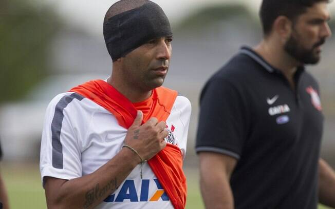 Emerson Sheik se chocou com Uendel e sofreu corte na cabeça. Foto: Daniel Augusto Jr./Agência Corinthians