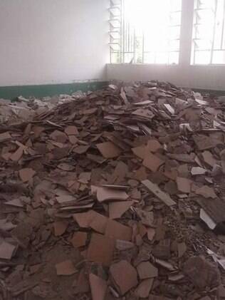 Salas de aula cheias de entulho no campus Paranaguá, da Unespar