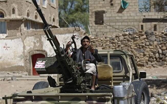 Militante do grupo xiita Houthi Shiite exibe arma automática em Sanaa, capital iemenita. Foto: Reuters