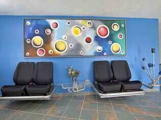 Na hora de decorar a sala, o professor aposentado abusou de soluções alternativas