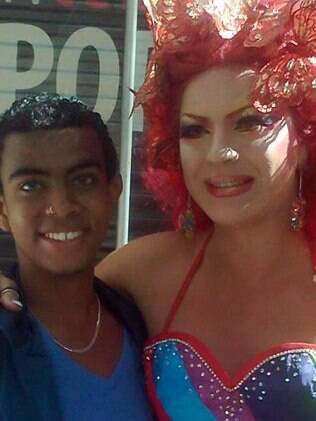 Nas redes sociais do joven, Kaique posa ao lado da drag queen Dimmy Kieer, o Dicesar do BBB 10