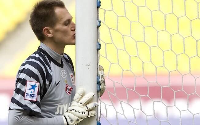 Goleiro russo Artyom Rebrov beija trave antes de jogo na Rússia