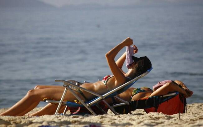 Banhistas aproveitam praia no fim de semana de calor e sol que antecede o Ano Novo (28/12/2013)