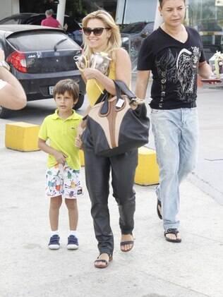 Carolina Dieckmann e David Brazil visitam Juliana Paes e Antonio na maternidade