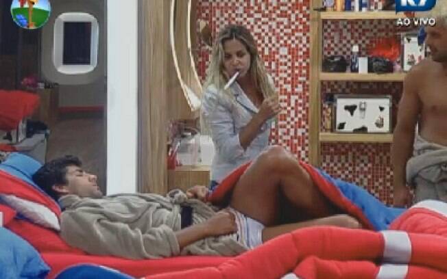 Diego fala dormindo e Robertha tenta puxar papo