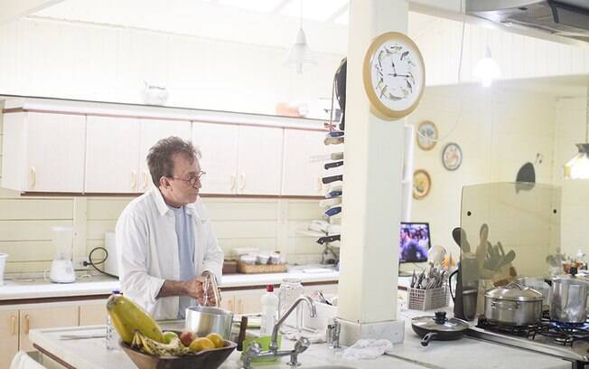 Moacyr Franco na cozinha, onde guarda sua coleção de facas