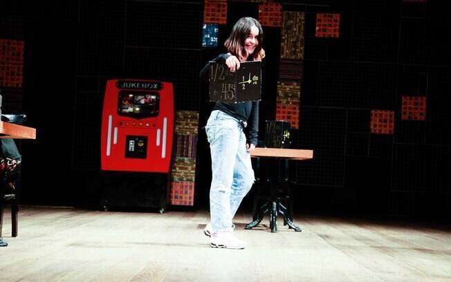 Lucélia Santos no palco do teatro Sesi no Rio: jeito de menina aos 55 anos.