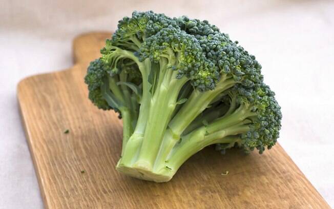 O brócolis tem folato, que tem propriedade anticancerígena. Foto: Getty Images