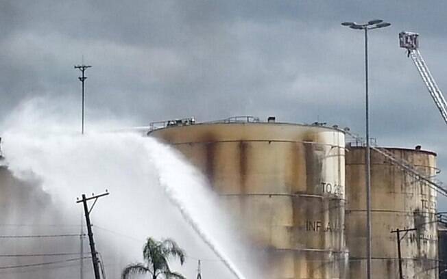 Combate às chamas chegou a seu sétimo dia nesta quarta-feira (8), no Porto de Santos. Foto: Corpo de Bombeiros/Divulgação