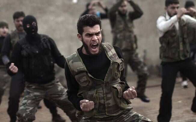 Rebeldes sírios assistem a uma sessão de treinamento em Maaret Ikhwan perto de Idlib, Síria (Arquivo)