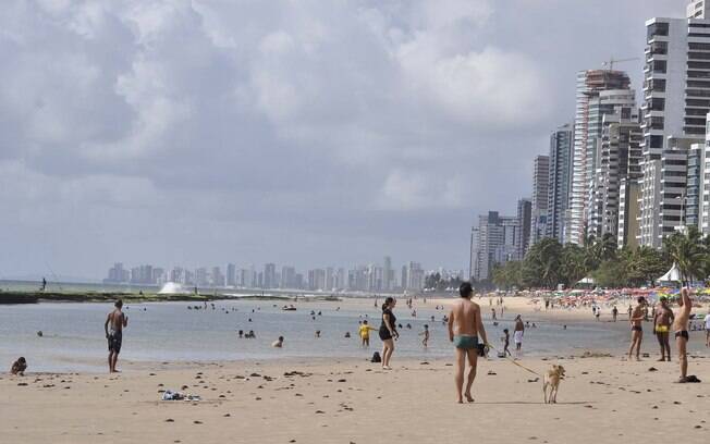 Praia de Boa Viagem em Recife, Pernambuco, amanheceu movimentada (31/12/2013)