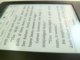Tela do Paperwhite permite leitura mesmo com aparelho inclinado