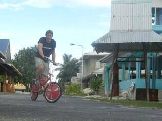 Pedalando em Tuvalu, que recebe 1.200 turistas por ano
