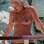 A cantora Lily Allen faz topless em Cap D'Antibes, na riviera francesa. Foto: Reprodução