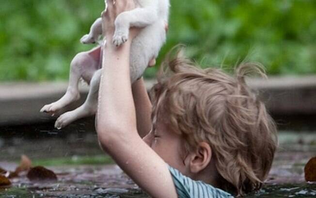Menino salvado um filhote de cachorro de se afogar.