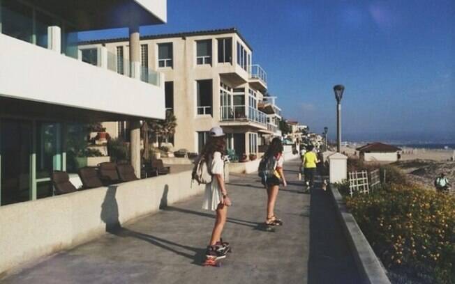 Bruna Marquezine anda de skate com a amiga em Los Angeles