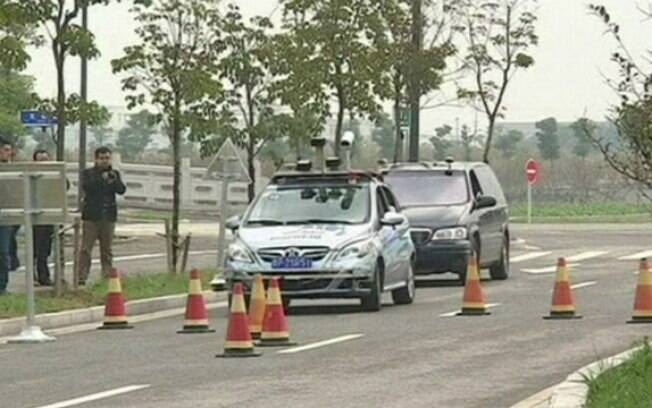Carros sem motorista participam de competição na China