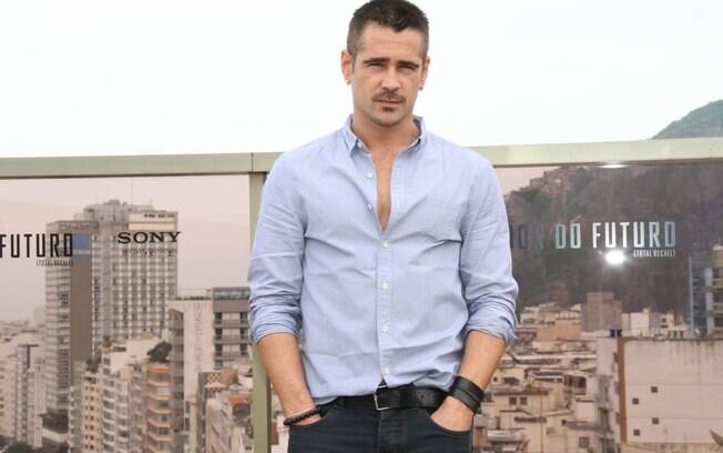 Colin Farrell posa no terraço de hotel na zona sul do Rio antes da coletiva de imprensa