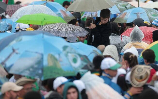Fiéis enfrentam vento e chuva para acompanhar a Jornada Mundial da Juventude em Copacabana, zona sul do Rio