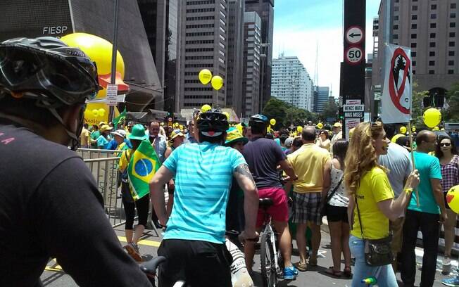 Caminhões de som e manifestantes atrapalham circulação de ciclistas na Avenida Paulista. Foto: David Shalom/iG São Paulo - 13.12.15
