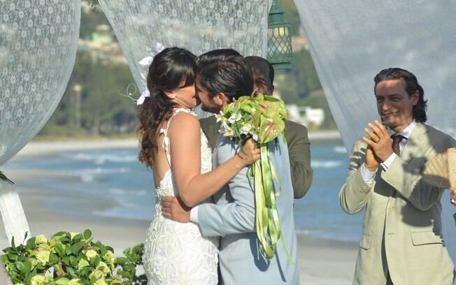 Elenco de 'Flor do Caribe' grava cena do casamento dos personagens Juliano e Natália