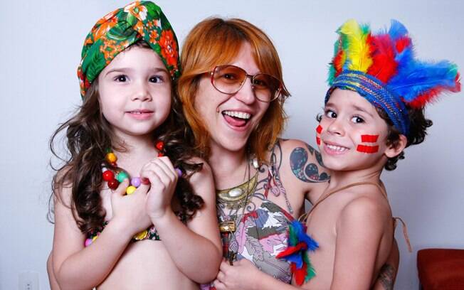 A stylist Drica e os filhos, Sofia e Caio, fantasiados de baiana e índio