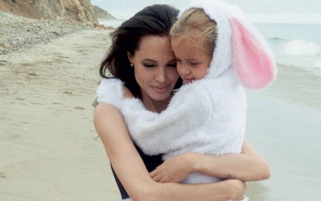 Angelina Jolie em ensaio fotográfico com a família. Foto: Reprodução