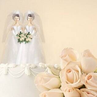 Gays tem idade média na data do casamento maior do que heterossexuais, segundo IBGE