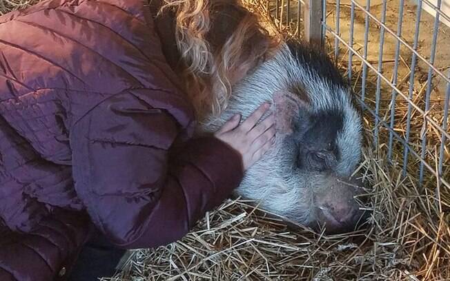 A esposa de Rob abraça Charles antes dele ser levado até a clínica veterinária