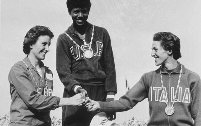 Wilma Rudolph, dos EUA, comemora ouro nos 200m, com Hyman (e) Leone (d)