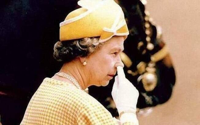 Eles também limpam o nariz em público: Rainha Elizabeth II