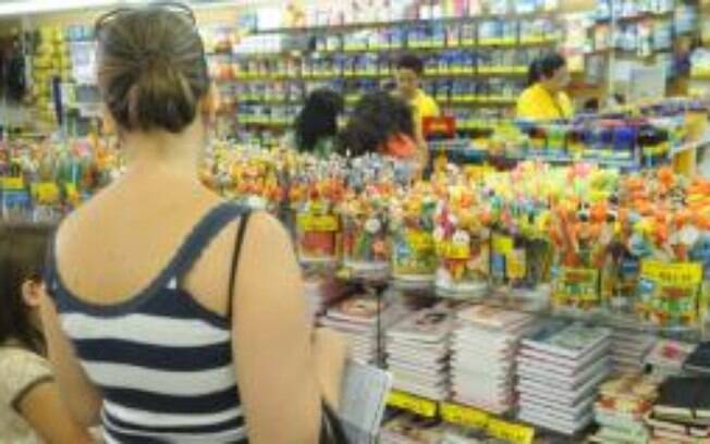 Comprar o material escolar dos filhos em grupo e antes do novo ano letivo é uma boa opção para quem quer economizar