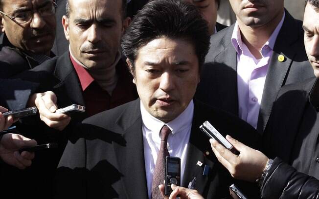 Ministro japonês dos Negócios Estrangeiros Yasuhide Nakayama fala à imprensa em frente à Embaixada do Japão em Amã, Jordânia