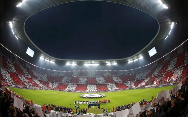 Torcida do Bayern de Munique faz bonito mosaico antes de começar duelo contra o Barcelona pela Liga dos Campeões