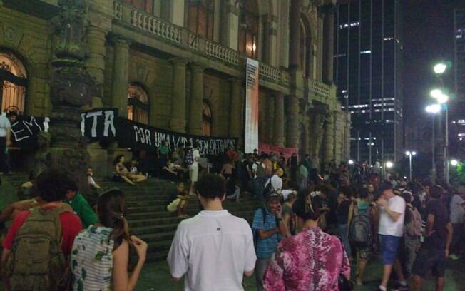 Ato do Movimento Passe Livre reuniu cerca de 200 pessoas na região central de São Paulo
