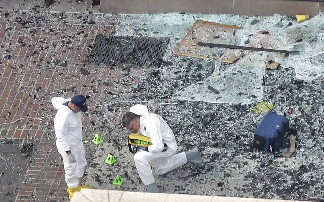 Investigadores numeram vidros destruídos e destroços em local da explosão de primeira bomba na Maratona de Boston (16/04)