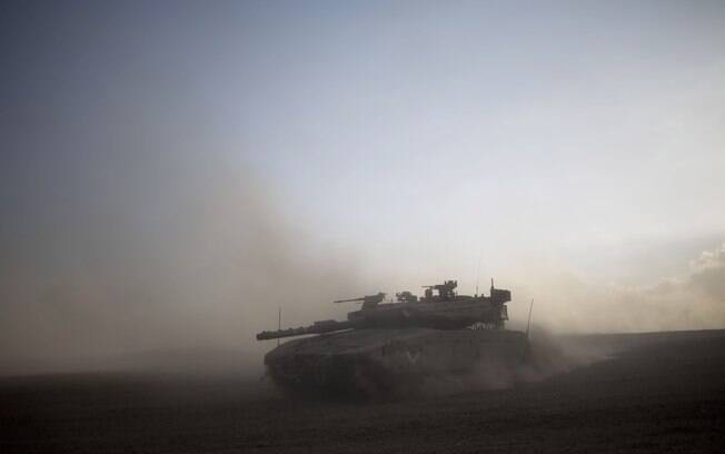 Tanque de Israel manobra para tomar posição ao longo da fronteira entre Israel e a Faixa de Gaza (17/7)