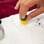 Dê batidinhas cuidadosas com a esponja em um papel toalha para remover o excesso de esmalte . Foto: Edu Cesar/Fotoarena
