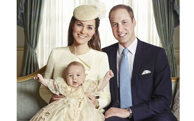 Kate e William divulgam fotos oficiais do batizado do príncipe George