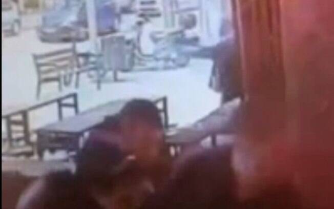 Homem armado chegou em bar atirando por todos os lados neste primeiro dia de 2016