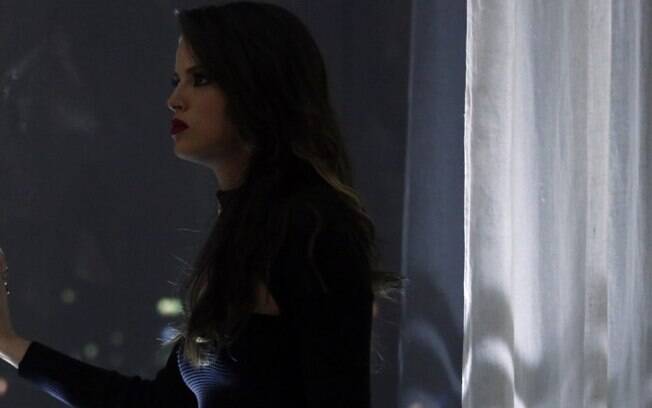 Giovanna se assusta ao dar de cara com o pai, Alex