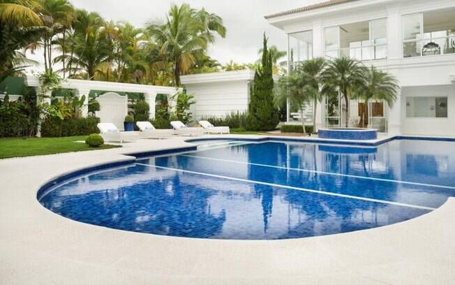 A piscina em estilo clássico arremata este projeto do arquiteto Rogério Perez. Revestimento Castelatto (linha Crystalli) 