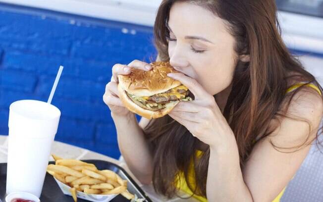 Comida mal mastigada: não mastigar direito o alimento propicia a formação de gases. Foto: Thinkstock
