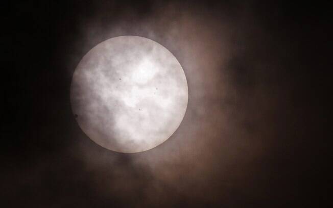 Vênus passa em frente ao sol, visto em Hong Kong, na China. Foto: AP